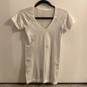 Lululemon Swiftly Tech Short Sleeve Vneck, size 4